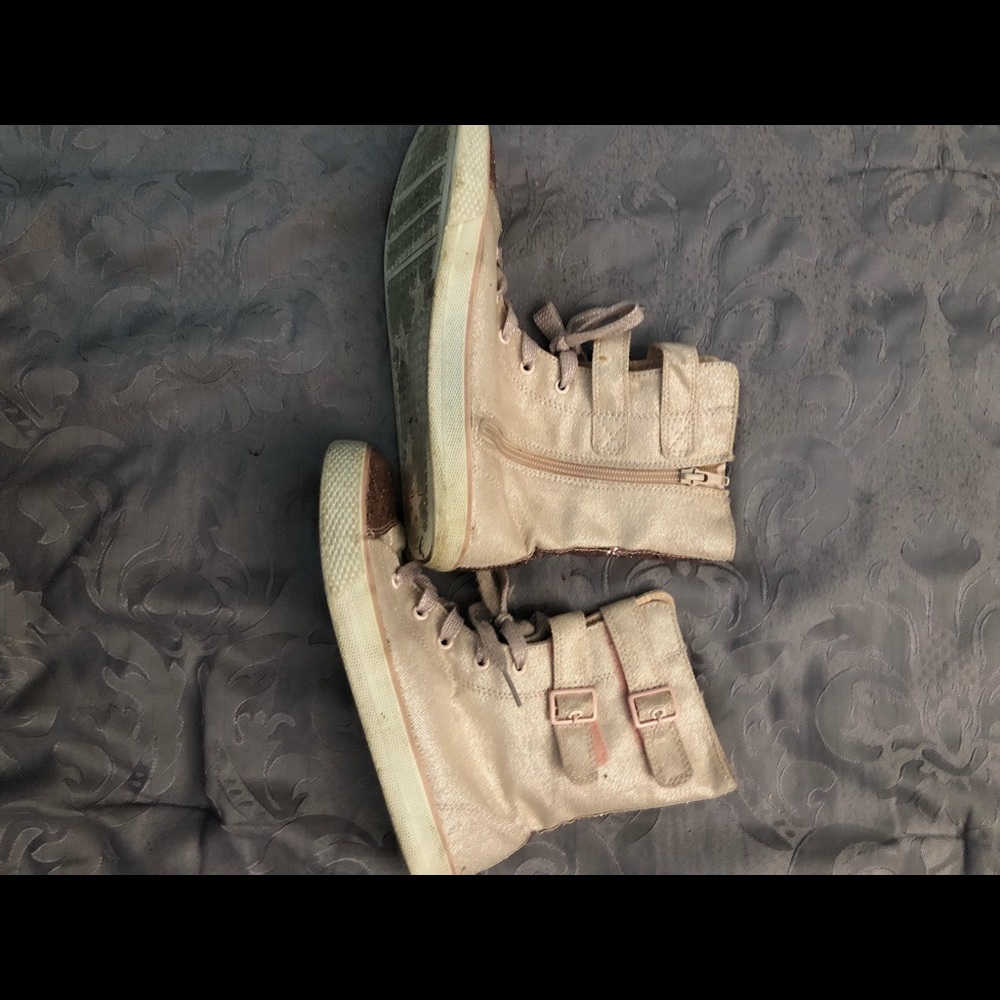 Shoes 👟 - Picture 2 of 2